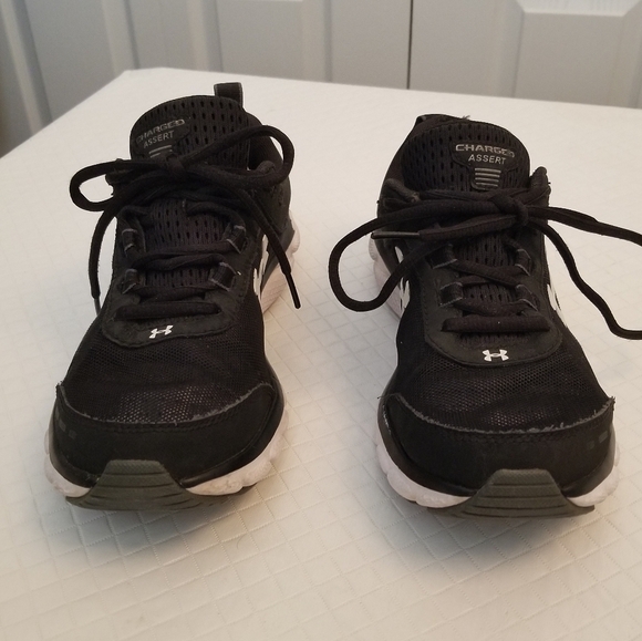 Under Armor Charged Assert Running Shoe Size 6.5 Flaw On Heel See Photos - Picture 1 of 10